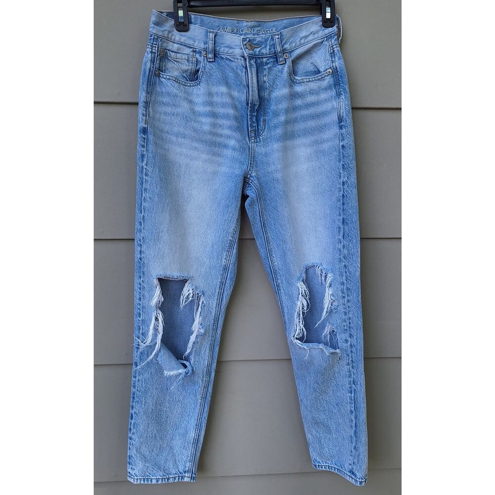 American Eagle Mom Jean Distressed Busted Knee Light acid wash Size 2 Cotton